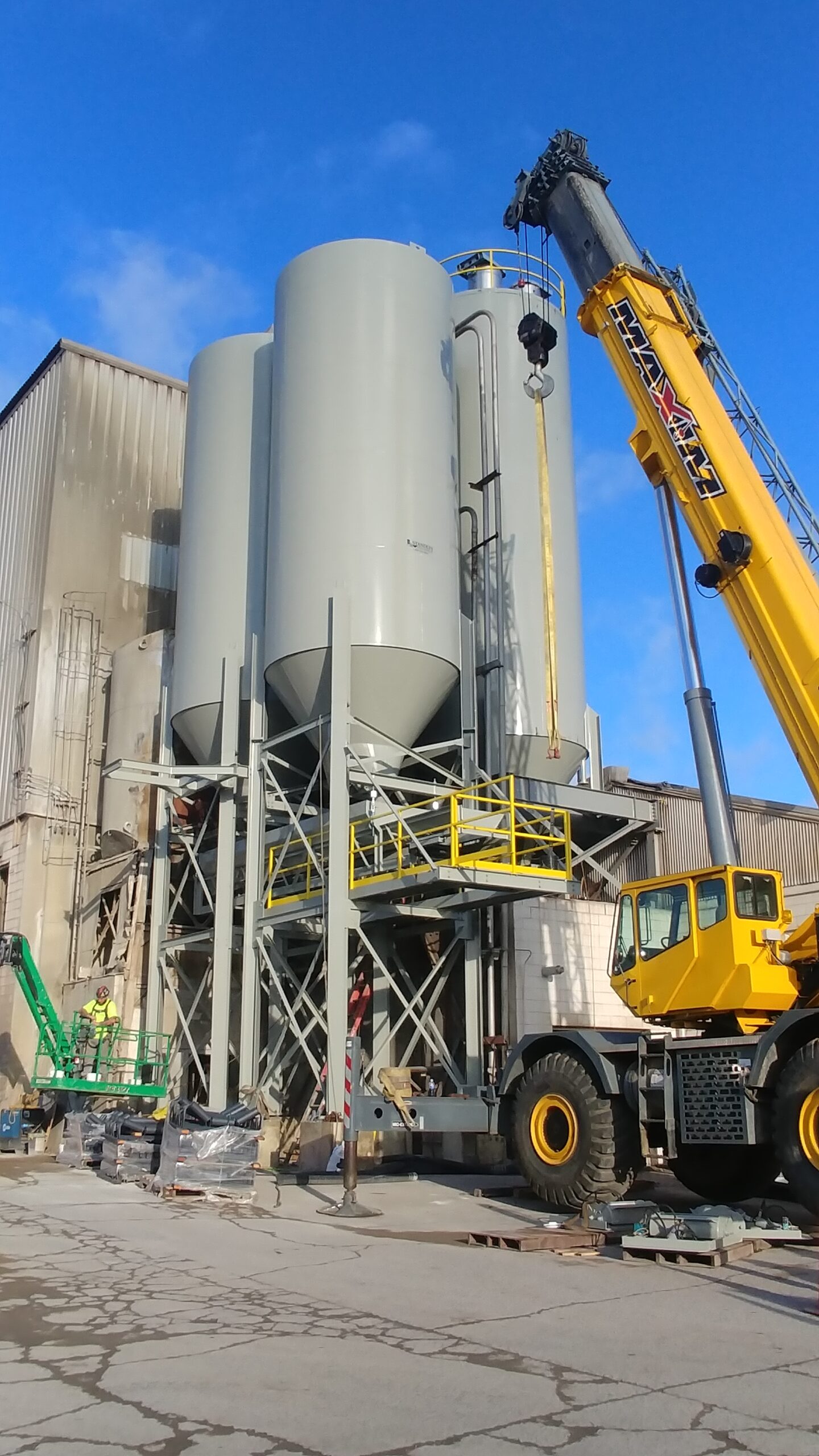 Tank and conveyor install